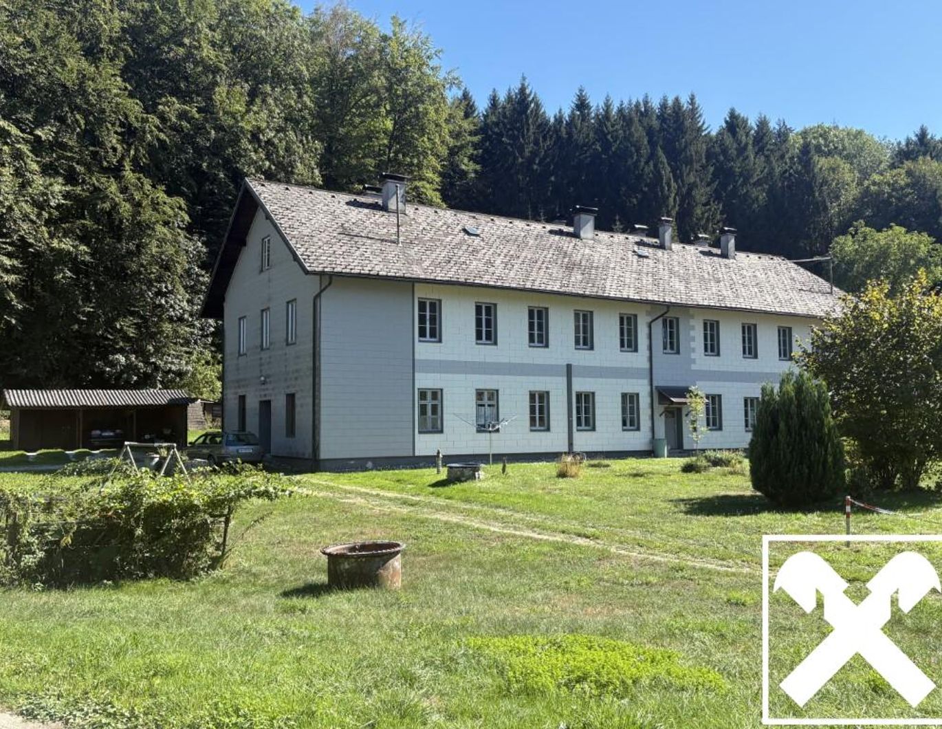 Sanierungsbedürftiges Mehrfamilienhaus mit 8 Wohneinheiten und Viel Grund – Bild 1 von 6