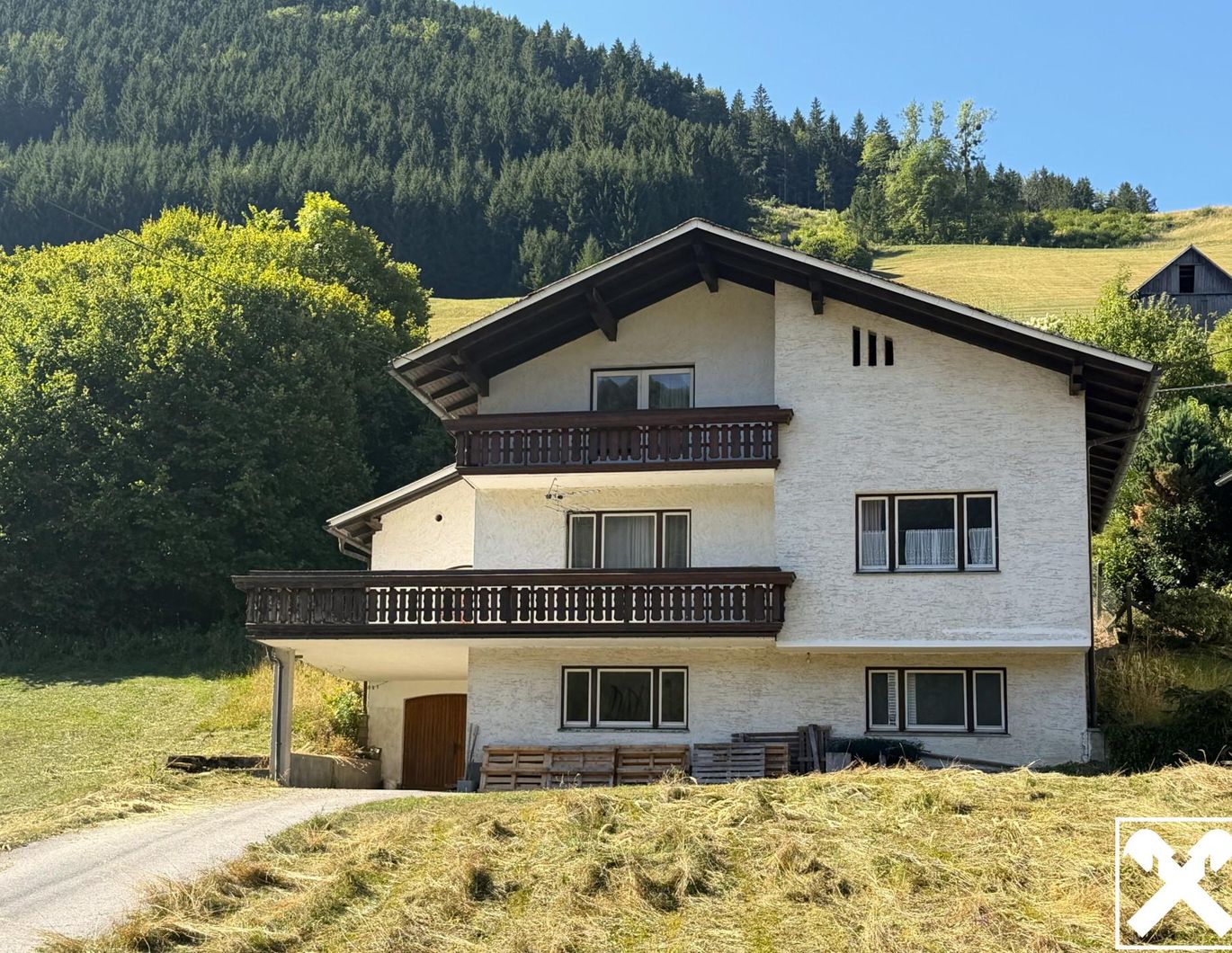 RenovierungsBedürftiges Haus mit Schöner Aussicht und Großem Potenzial – Bild 1 von 6